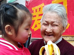 【九九重阳节 温暖和谐情】之一：爱贝尔现代幼儿园组织孩子们看望老人