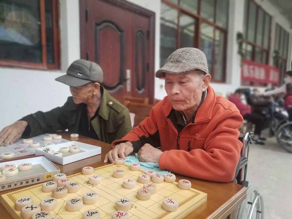 【重阳活动之三】“棋乐融融，爱在重阳”华东交大志愿者与老人下棋聊天（2020.10.24）